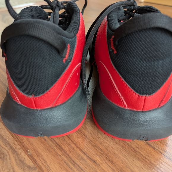 Under Armour Lockdown Red and Black Basketball Shoes 13 - Picture 9 of 13